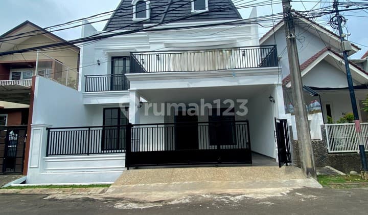 Ready-to-Occupy Minimalist House in Bintaro Sector 3 - American Classic Style