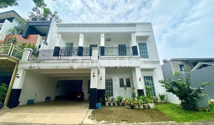 Hunian elegan bergaya modern klasik dengan bangunan di kawasan eksklusif Kebayoran Bintaro Jaya.