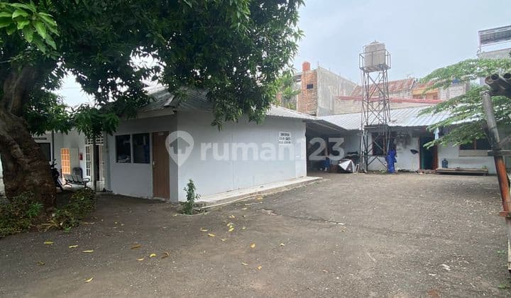 A house with a large land area is suitable for investment in Condet, East Jakarta.