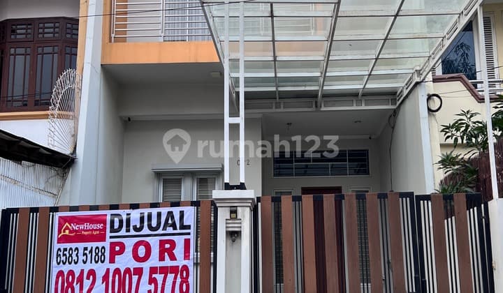 Rumah Bagus 3 Lantai Semi Furnished