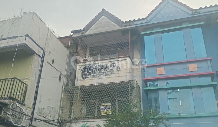 For sale: Roadside shophouse on Ciputat Raya, Kebayoran Lama, ideal for business, office, showroom, courses, or restaurant.