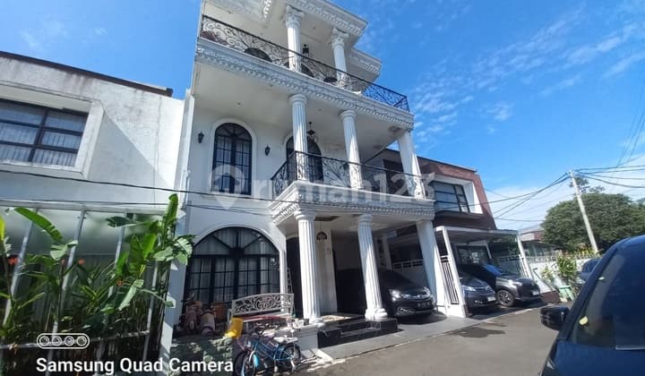 Jual Rumah LUX 3 Lantai Model Klasik Eropa komplek Cluster Antapani