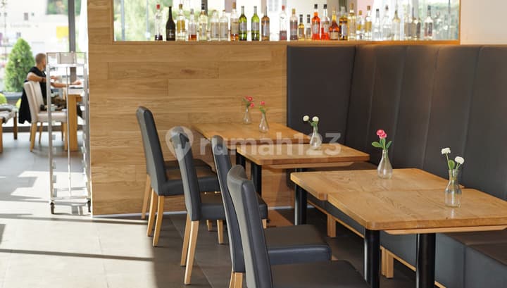 A famous active restaurant in the heart of Surabaya city.