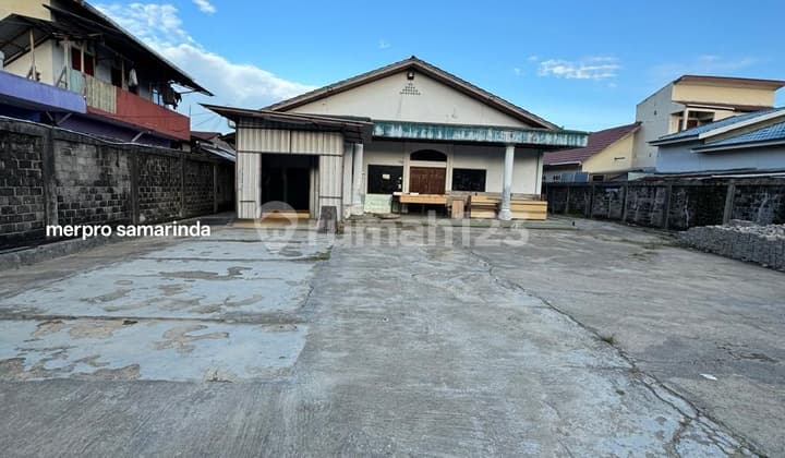 Tanah Dan Gudang Di Pinggir Jalan Dalam Kota Samarinda