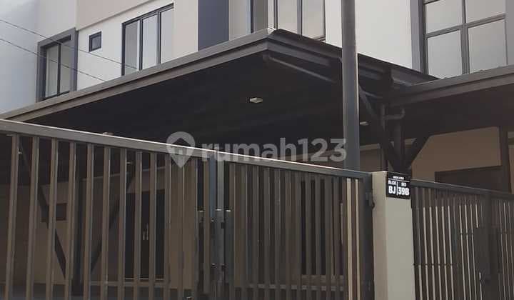 Rumah 2 Lantai di Sektor 1.3 BSD