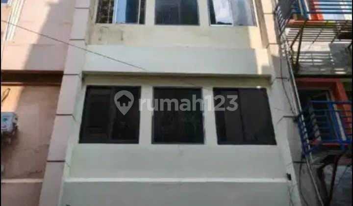 For Rent: 4.5-Story Shop in Mangga Besar Raya, West Jakarta.