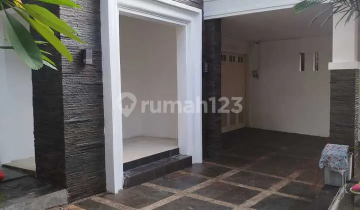 Disewakan Rumah 2 Lantai di Cempaka Putih.jakarta Pusat.