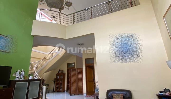 Rumah Besar di Sayap Andir