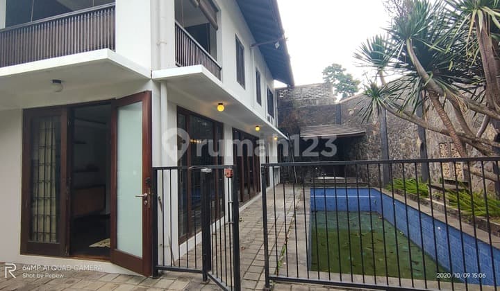 Rumah Area Hegarmanah Dengan Kolam Renang Dan Gazebo