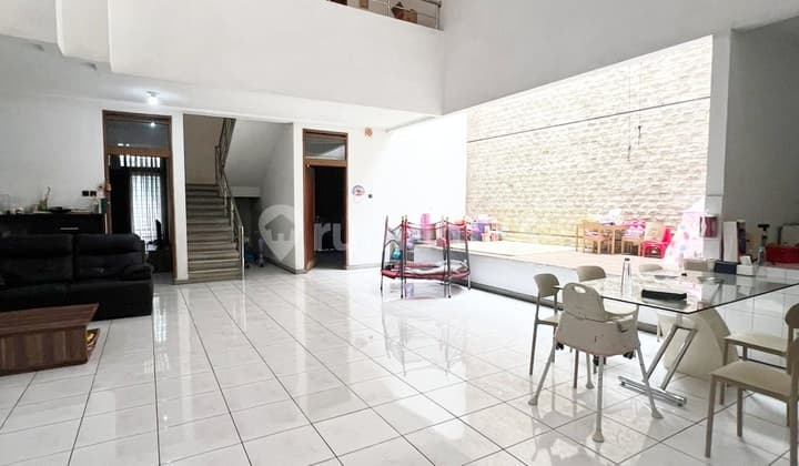 Rumah Besar dan Terawat di Sriwijaya Jalan Utama