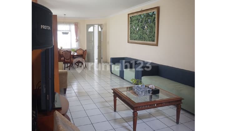 Rumah Besar Setrasari dengan Kolam Renang Cocok untuk Ekspatriat