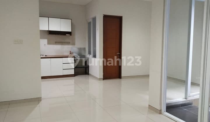Rumah 2 Lantai Siap Huni di Setrasari Tengah