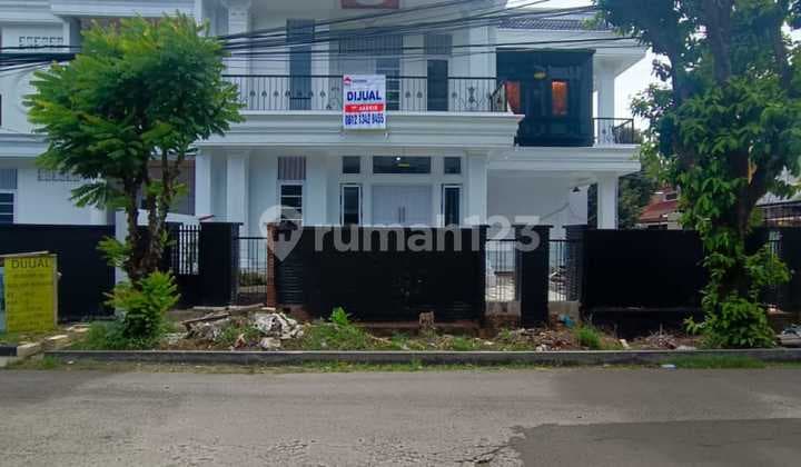 Brand New House in Cinere with 6-Car Hoek Carport, Excellent Condition