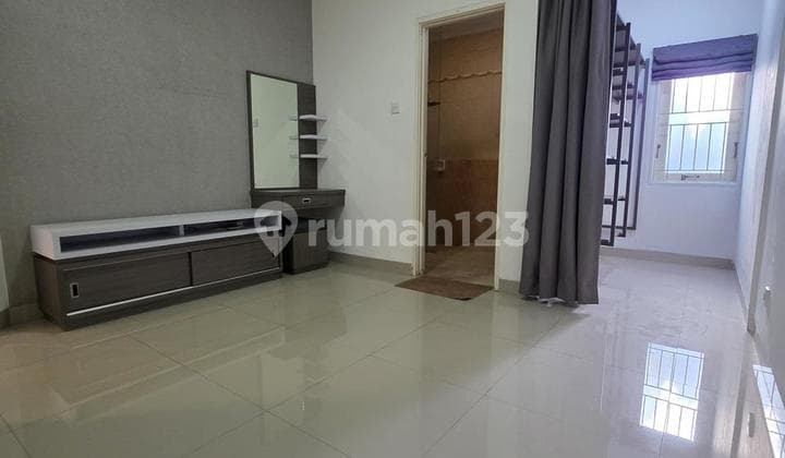 Rumah Modern Minimalis di Singgasana Pradana