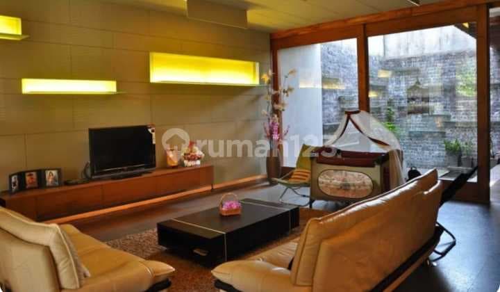 rumah cantik dan keren lokasi strategis di sayap pajajaran