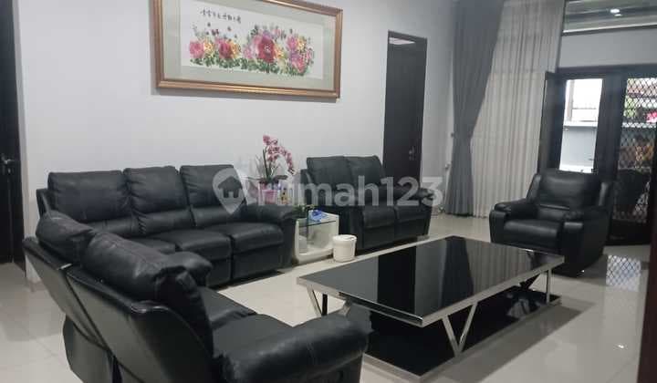 Rumah Nyaman Modern di Komplek Mekar Wangi