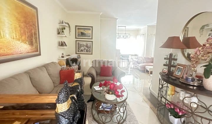 Rumah Nyaman Modern Ada Kolam Renang di Turangga