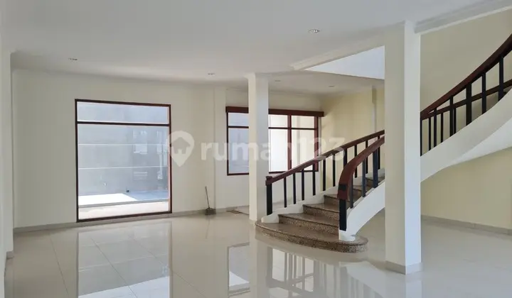 Comfortable Modern Ready-to-Occupy House in Setra Murni