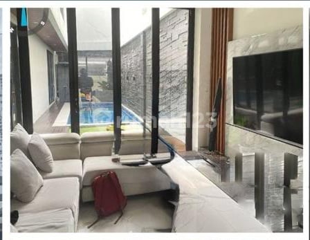 Dijual Rumah dengan Kolam Renang di Batununggal Bandung