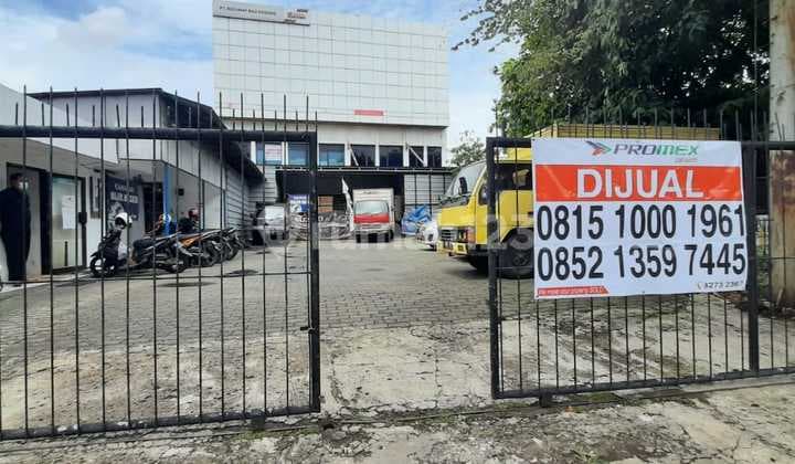 Gedung Kantor di Jalan Raya Pasar Minggu, Jakarta Selatan