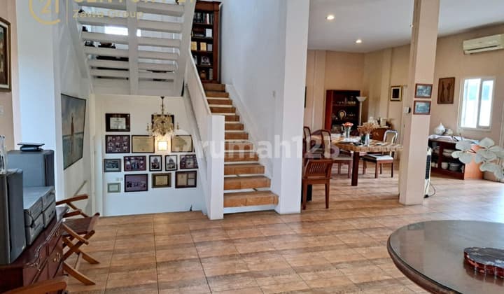 Dijual Rumah Nyaman 3 Lantai di Villa Pondok Indah