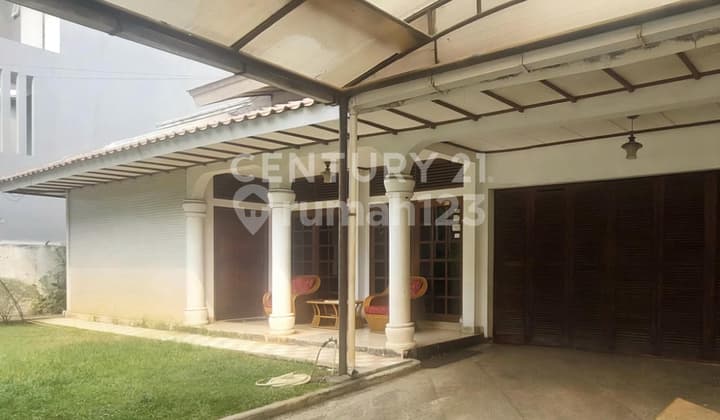 Rumah Lama Terawat Di Kawasan Mega Kuningan