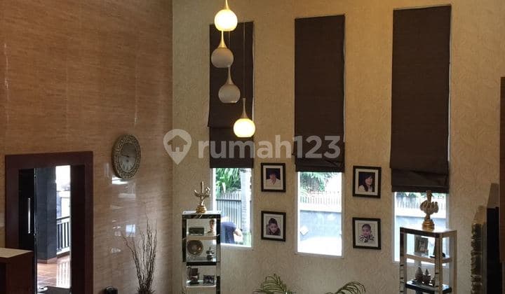 Rumah Gelatik Bintaro halaman luas asri dan terawat di dekat sektor 2
