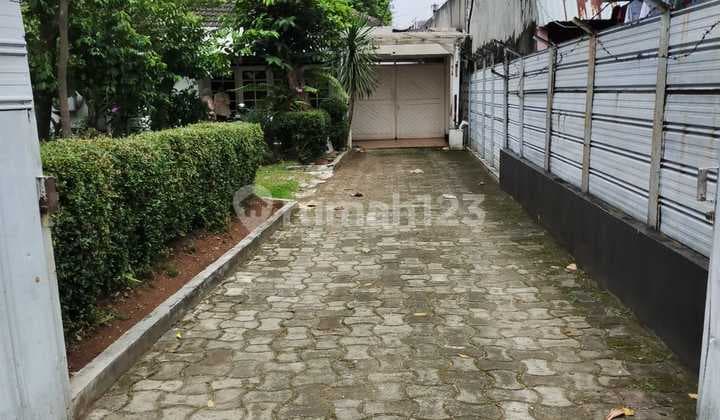 Rumah dengan halaman yang luas dan 1 lantai di Rempoa