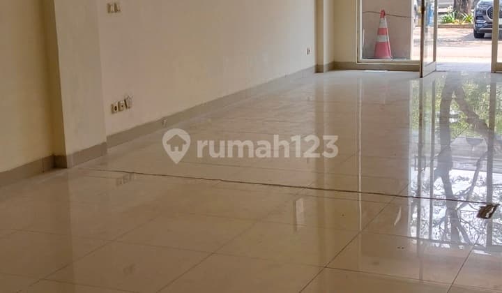 Quick Sale, 4-Story Shop House in Green Lake City Complex, Renovated.