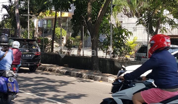 Tanah Jl KS Tubun. 5260 m2. Strategis. jalan Ramai