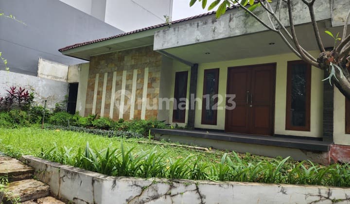 Rumah di lokasi terbaik Pondok Indah . depan taman. luas tanah 613 m2. Rp 25 M.