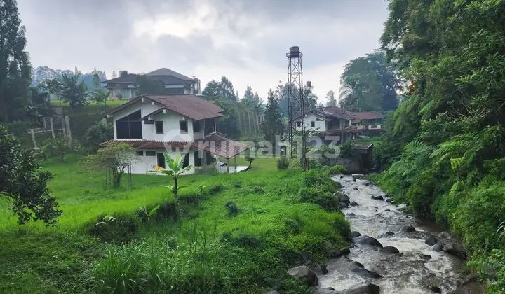 Villa Cisarua, Puncak. lt 2000 m2.taman luas ,mata air dan dkt sungai kecil