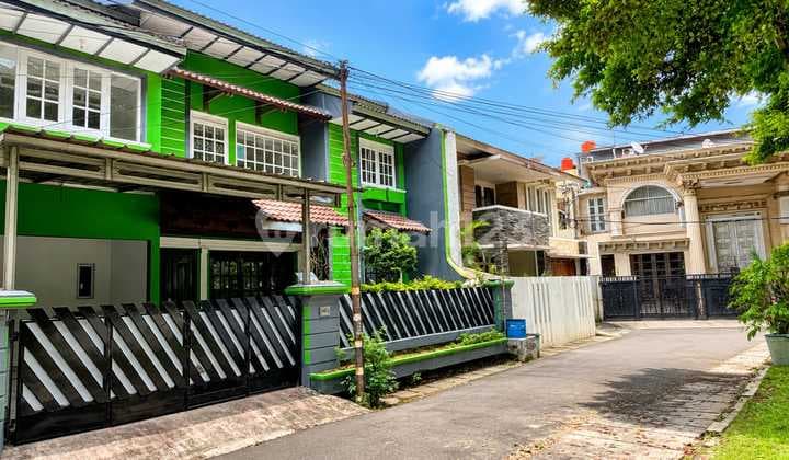 2-Story House In Front Of Park In North Tebet, South Jakarta