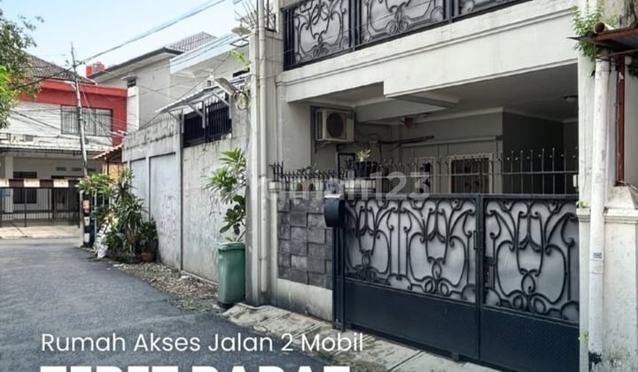 Rumah Bagus 2.5 Lantai SHM Akses 2 Mobil Harga Best Deal di Tebet Barat