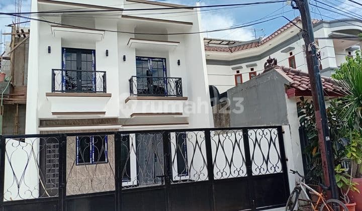 Rumah Baru 2.5 Lantai Akses 2 Mobil Dalam Komplek di Duren Sawit