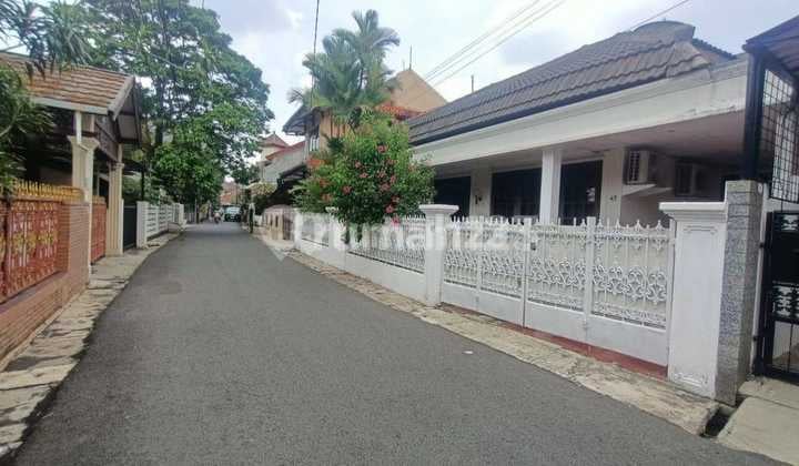 DIKONTRAKAN RUMAH SIAP HUNI 2LANTAI AKSES 2 MOBIL LOKASI STRATEGIS TEBET DALAM JAKSEL