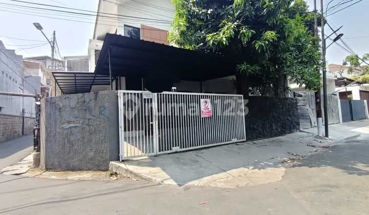 Disewakan Rumah Bagus 2Lantai Akses Jalan 2 Mobil Tebet