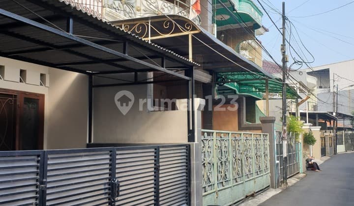 Ready-to-occupy House, Car Access, Strategic Location, 2 Floors, SHM in Tebet.