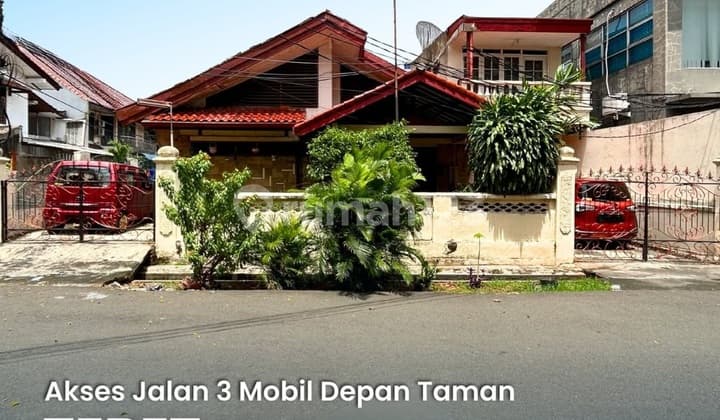Rumah Tinggal Lingkungan Nyaman Depan Taman Jalan 3 Mobil di Tebet