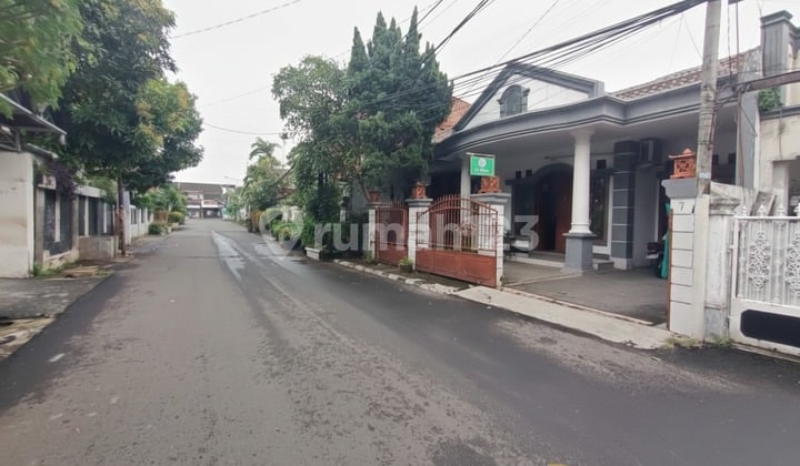 Disewakan Rumah Bagus 1,5Lantai Pinggir Jalan Akses 2 Mbl Tebet Barat
