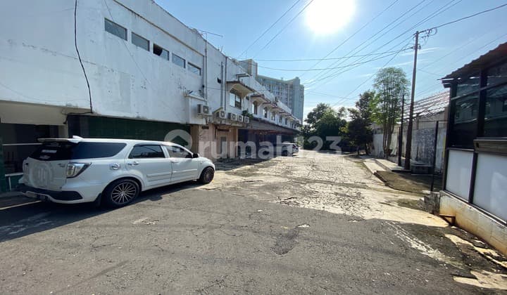 Dijual Rumah Strategis di Pinggir Jalan Raya Siranda Candisari