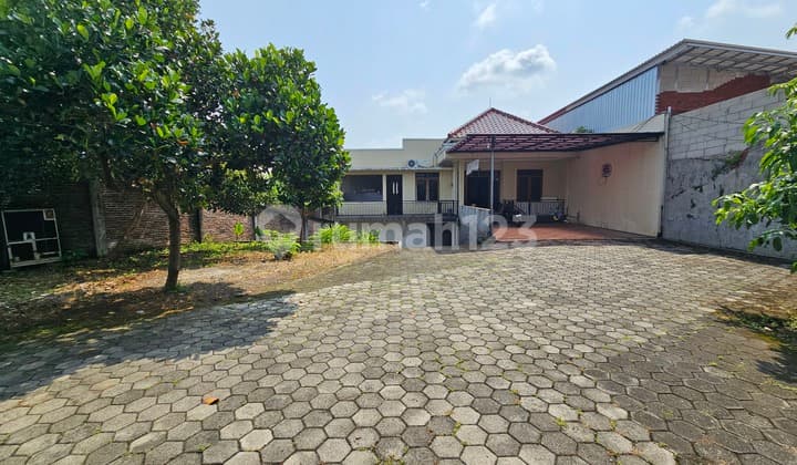Dijual Rumah dengan Tanah Luas di Jangli Dekat Tol Jatingaleh