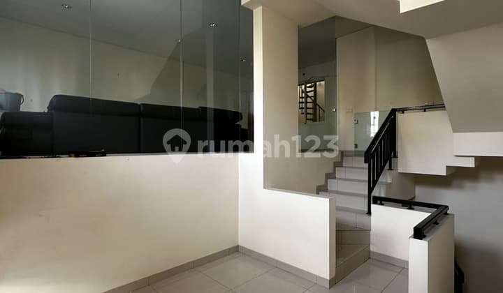 Rumah di Pik Jalan Layar Permai Semifurnished Kondisi Bagus