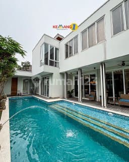 For sale: a luxurious 2-story house in Kemang with a swimming pool and mini golf course.