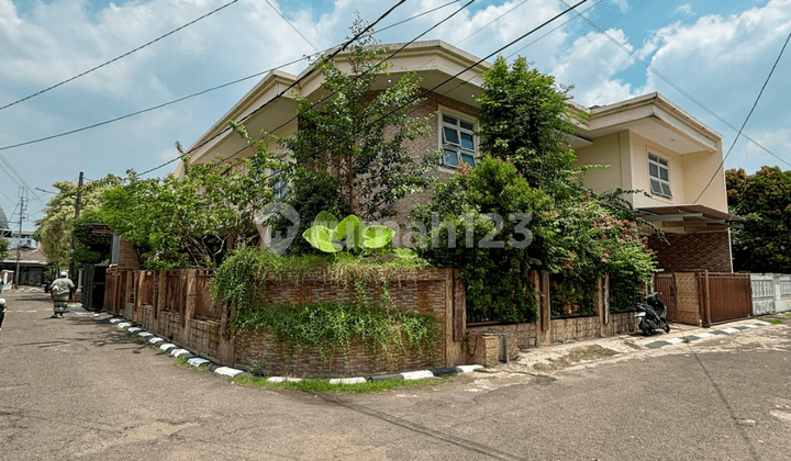 Hoek Besar & Strategis di Pejaten - Rumah Mewah 6 Kamar + Parkir 5 Mobil