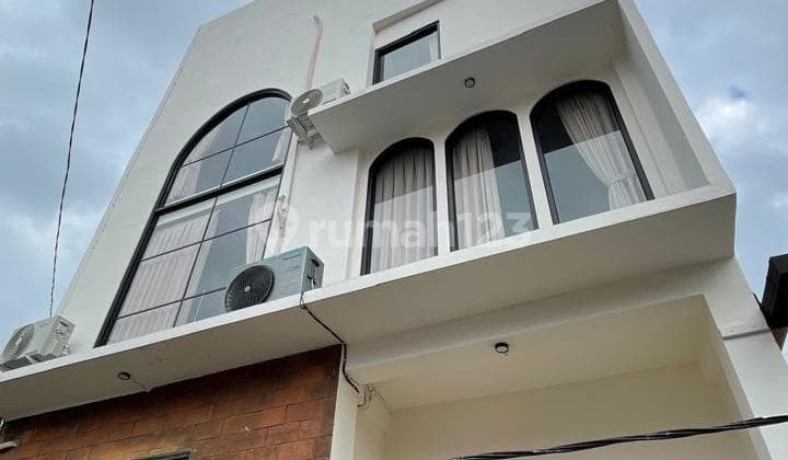 rumah baru 3 lantai di Kerobokan Canggu,strategis area