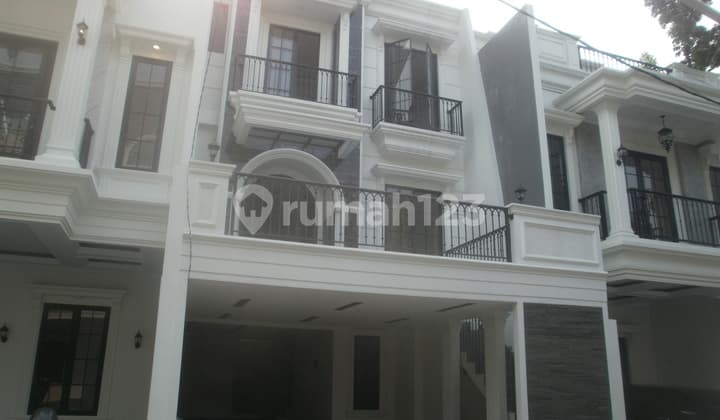 Rumah Mewah Kontemporer Dalam Clusteer Akses Pinggir Jalan Raya