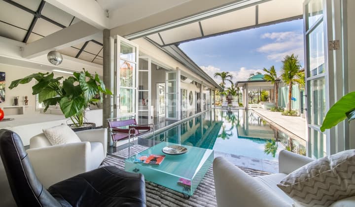 Vila Keluarga Empat Kamar Tidur yang Luas Tepi Pantai Sanur