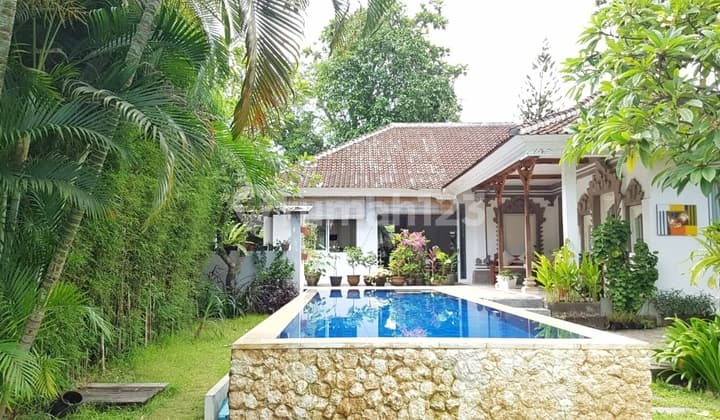 Villa 4 Kamar Tidur Dengan Taman Luas, Sanur