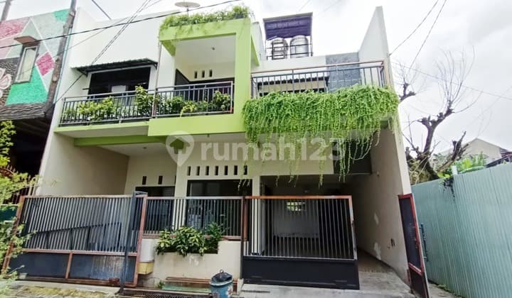 Rumah di Nginden Baru Surabaya, 2 Lantai, ada Kamar Kost 6 (K.Mandi dlm), Dekat Indomart, Aktif, Lingkungan Padat